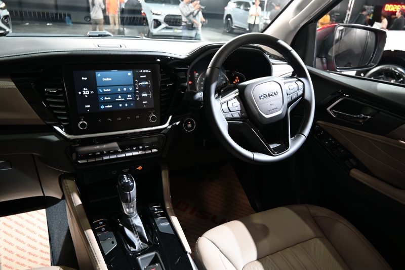Lô Isuzu mu-X 2025 đầu tiên lộ diện tại Việt Nam: Thiết kế mới, mâm 20 inch ngang Everest, dễ ra mắt trong thời gian gần - Ảnh 8