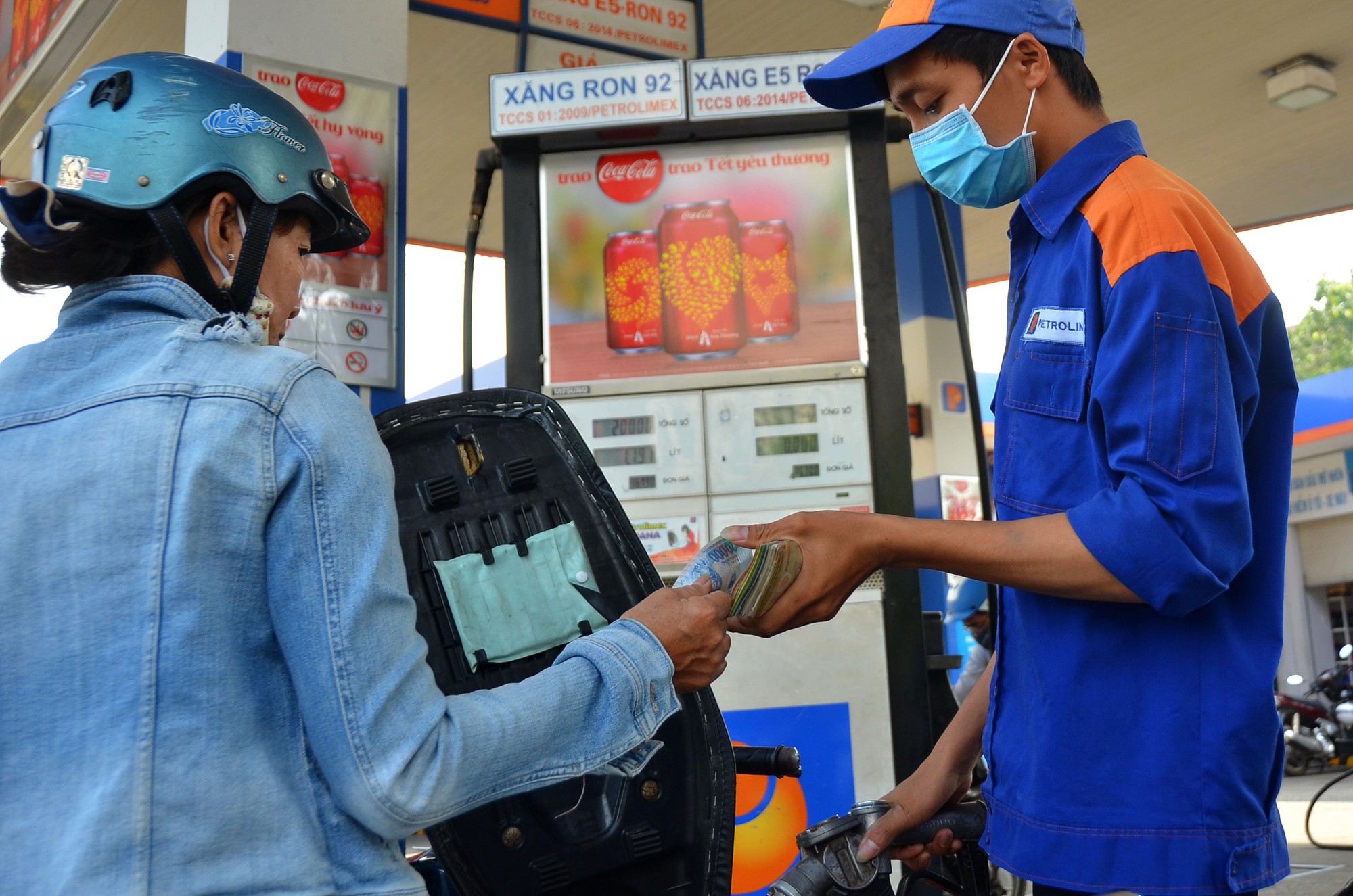 Bất ngờ khi giá xăng sinh học E5 không rẻ hơn nhiều so với xăng khoáng - Ảnh 1