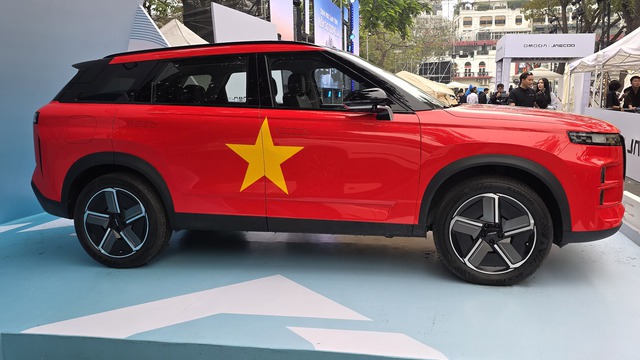 Tiền đạo Xuân Son chính thức nhận quà từ Chủ tịch Geleximco Vũ Văn Tiền: Mẫu xe giá 999 triệu, tiêu thụ chưa đến 1L/100 km tiết kiệm hơn Wave Alpha - Ảnh 6