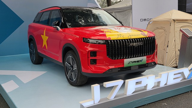 Tiền đạo Xuân Son chính thức nhận quà từ Chủ tịch Geleximco Vũ Văn Tiền: Mẫu xe giá 999 triệu, tiêu thụ chưa đến 1L/100 km tiết kiệm hơn Wave Alpha - Ảnh 4