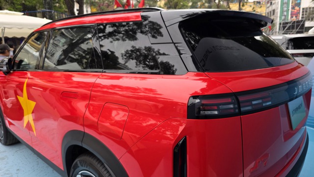 Tiền đạo Xuân Son chính thức nhận quà từ Chủ tịch Geleximco Vũ Văn Tiền: Mẫu xe giá 999 triệu, tiêu thụ chưa đến 1L/100 km tiết kiệm hơn Wave Alpha - Ảnh 7