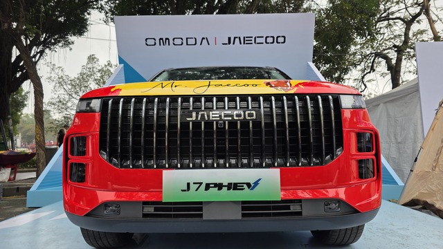 Tiền đạo Xuân Son chính thức nhận quà từ Chủ tịch Geleximco Vũ Văn Tiền: Mẫu xe giá 999 triệu, tiêu thụ chưa đến 1L/100 km tiết kiệm hơn Wave Alpha - Ảnh 5