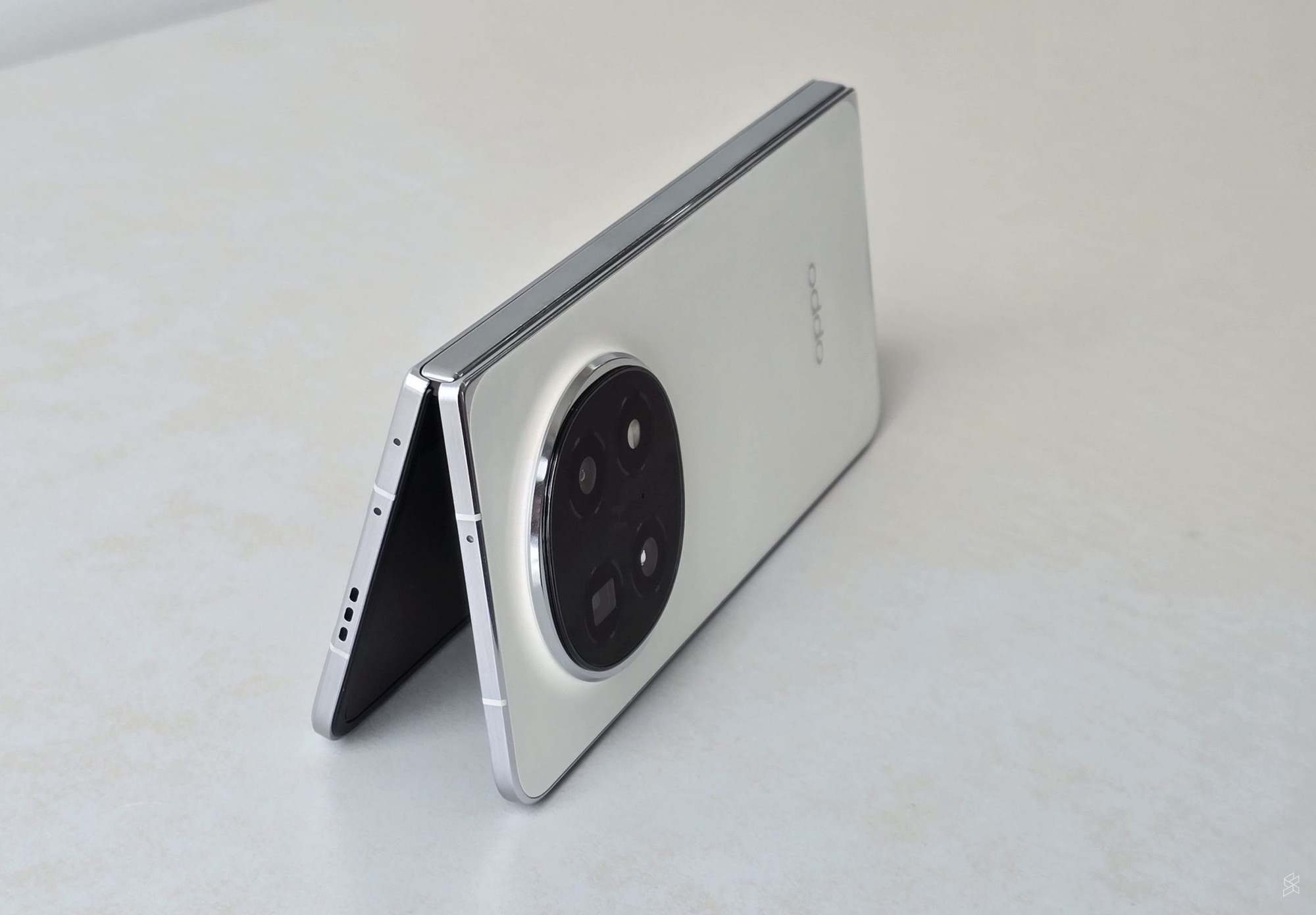 iPhone màn hình gập đầu tiên sẽ có mức giá trên 50 triệu đồng? - Ảnh 2