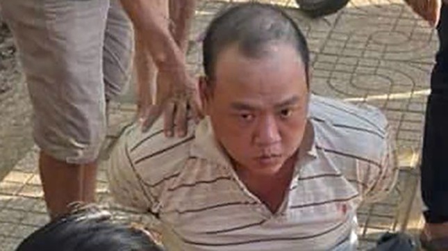 Chủ tiệm vàng leo qua tủ kính, chặn đầu tên cướp giật - Ảnh 2