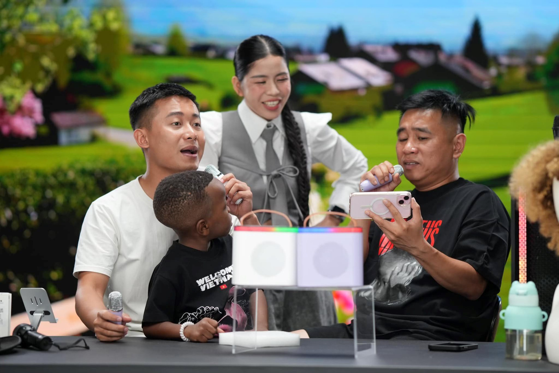 Trước khi vướng vào lùm xùm 'kẹo rau củ' cùng Hằng Du Mục và hoa hậu Thùy Tiên, 'chủ tịch' Quang Linh Vlogs đang sở hữu những mảng kinh doanh nào? - Ảnh 4