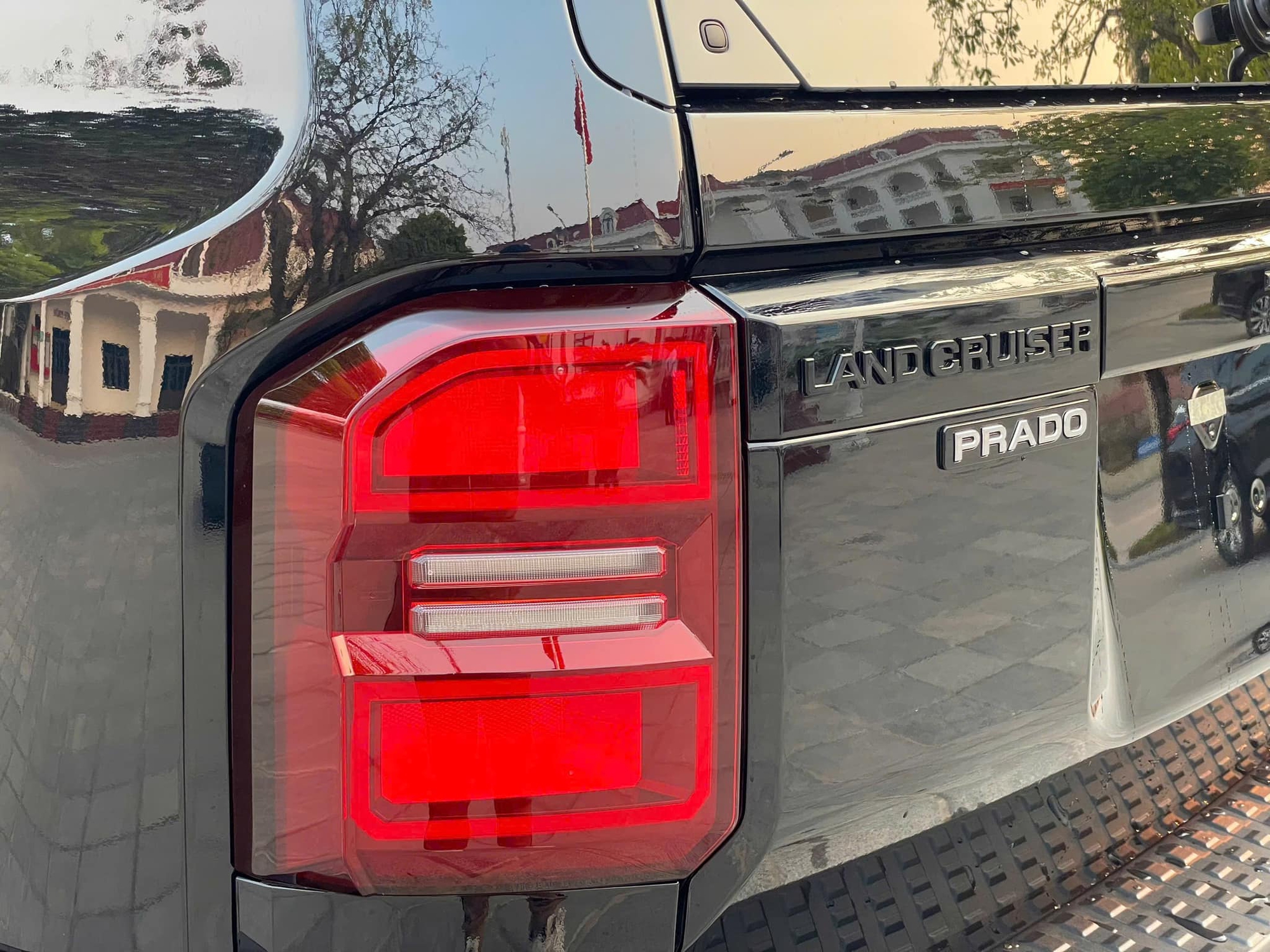 Toyota Land Cruiser nâng cấp tại Việt Nam: Giá tăng gần 300 triệu, màn hình lớn, cải tiến ADAS - Ảnh 8