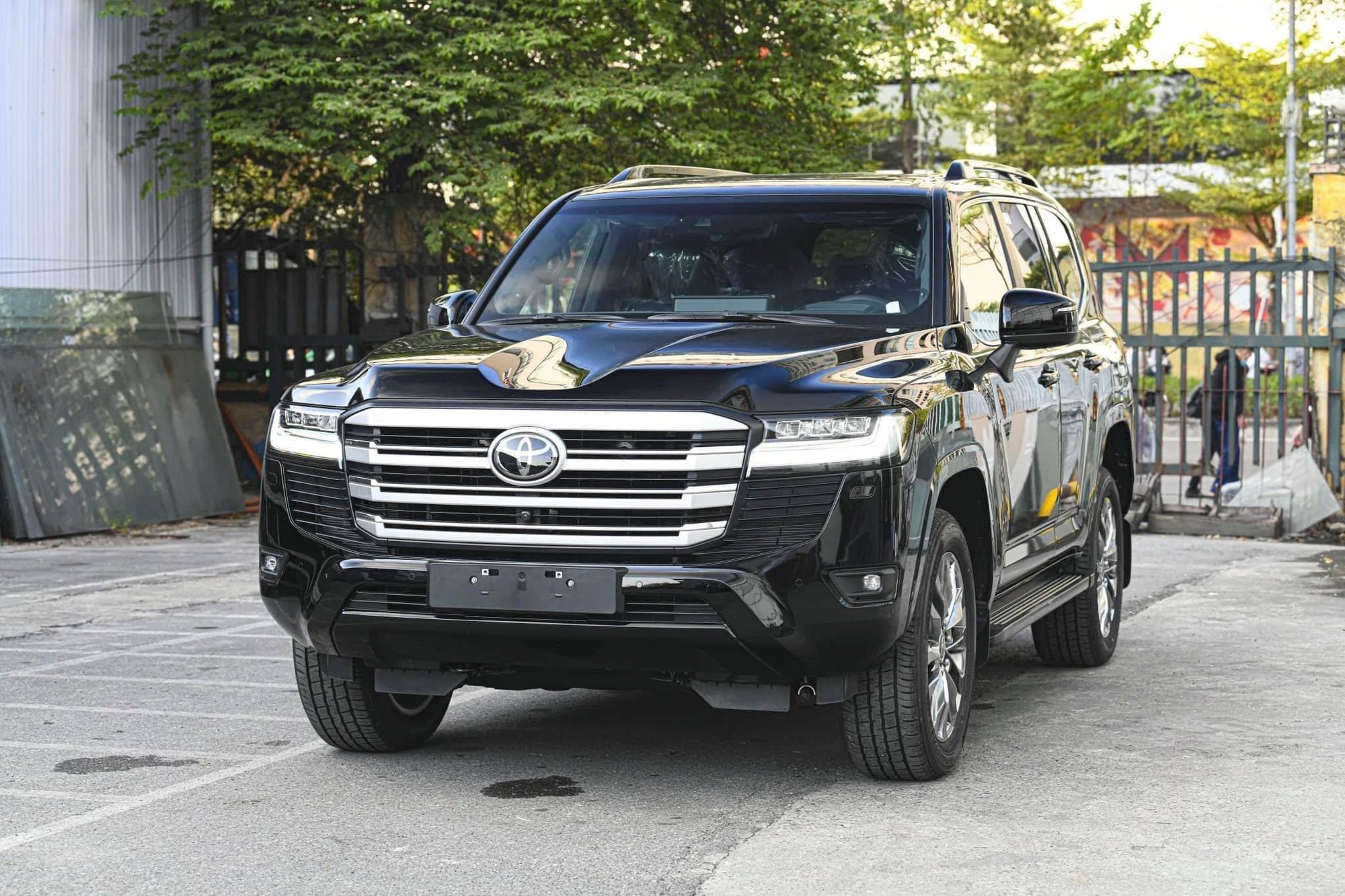 Toyota Land Cruiser nâng cấp tại Việt Nam: Giá tăng gần 300 triệu, màn hình lớn, cải tiến ADAS - Ảnh 2