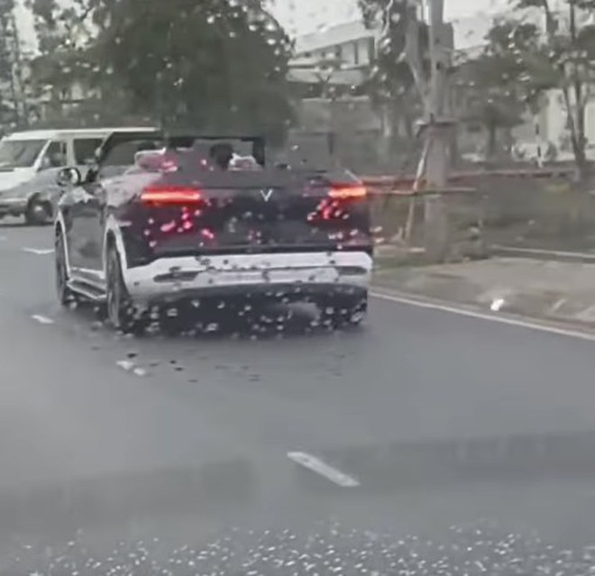 Xuất hiện mẫu xe cực lạ trong nhà máy VinFast: Không có mui, không phải VF 8, có mặt ca lăng như xe xăng - Ảnh 5