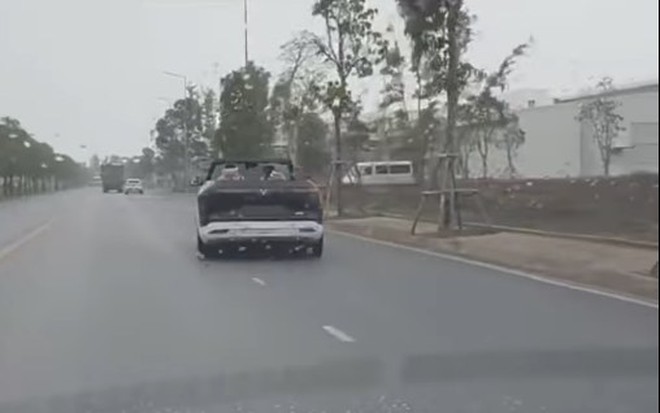 Xuất hiện mẫu xe cực lạ trong nhà máy VinFast: Không có mui, không phải VF 8, có mặt ca lăng như xe xăng - Ảnh 6