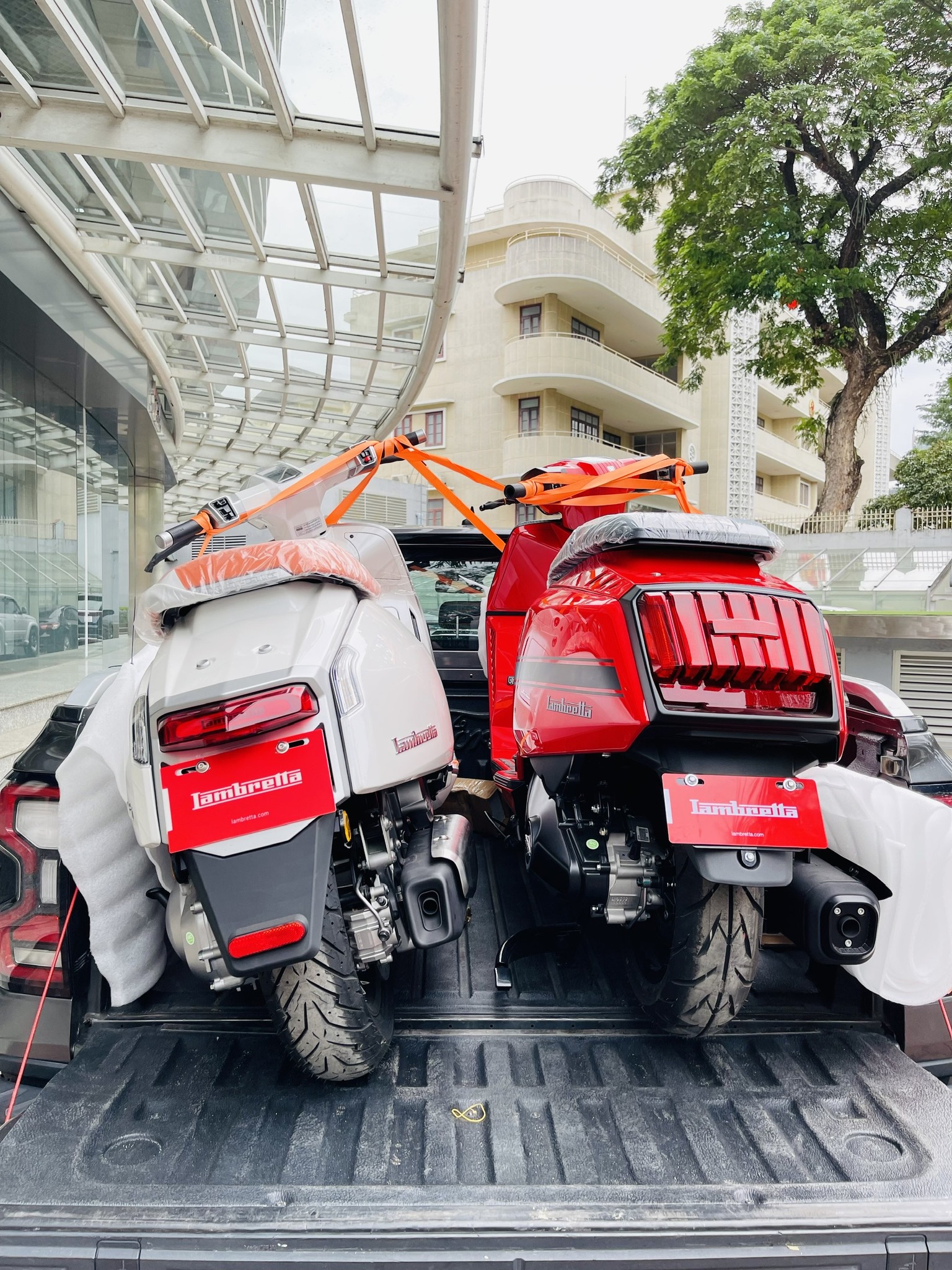 Đối thủ 'mới mà cũ' của Honda SH bất ngờ xuất hiện tại Việt Nam: Trang bị đỉnh nóc, ngoại hình sang xịn không kém Vespa - Ảnh 1