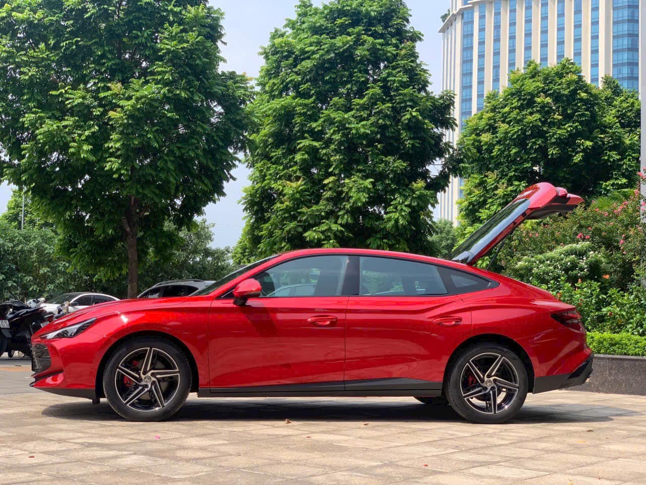 MG7 giảm 40 triệu đồng tại đại lý, khởi điểm từ 699 triệu đồng: Sedan hạng D nhưng giá cạnh tranh cùng Mazda3, Kia K3 - Ảnh 2