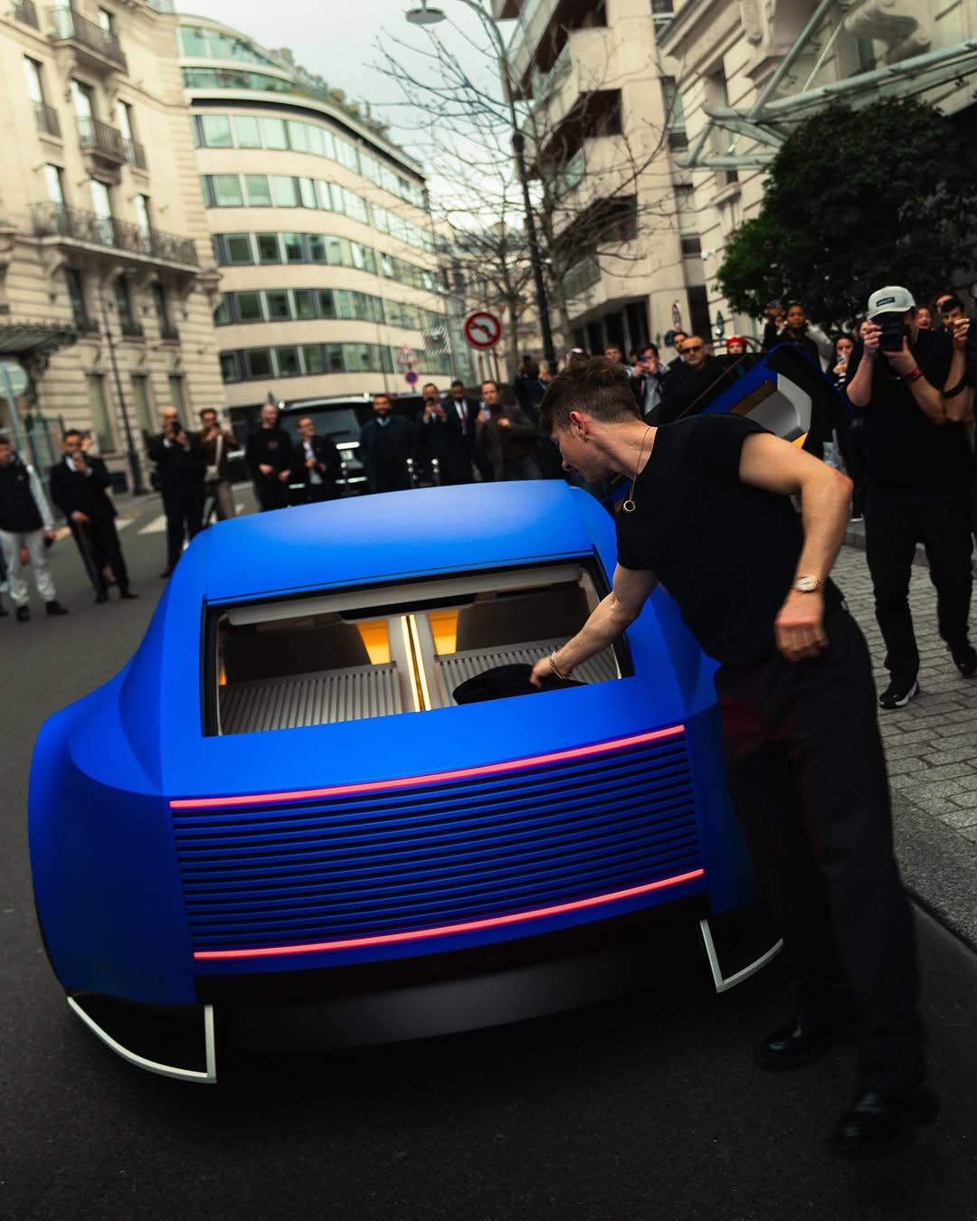 Xe mới của Jaguar lộ mặt ngoài đời thực, nhắm trở thành 'xe điện siêu sang' nhưng người xem 'hết hồn' vì quá dị - Ảnh 3