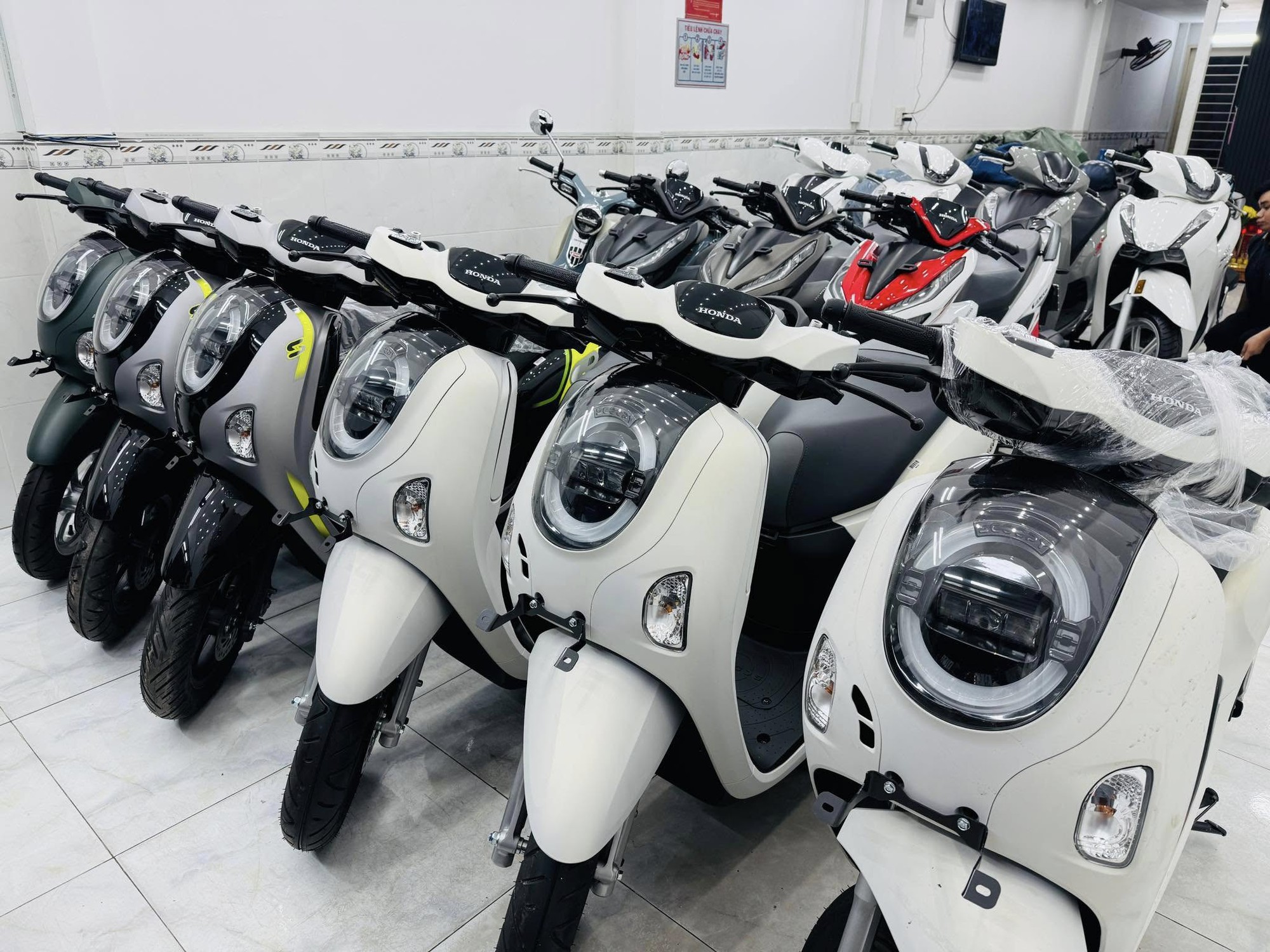 Xe ga 110cc "sang, xịn, mịn" của Honda về đại lý Việt: Trang bị ngang cơ Vision, tiết kiệm xăng ấn tượng 1,7 lít/100 km - Ảnh 1