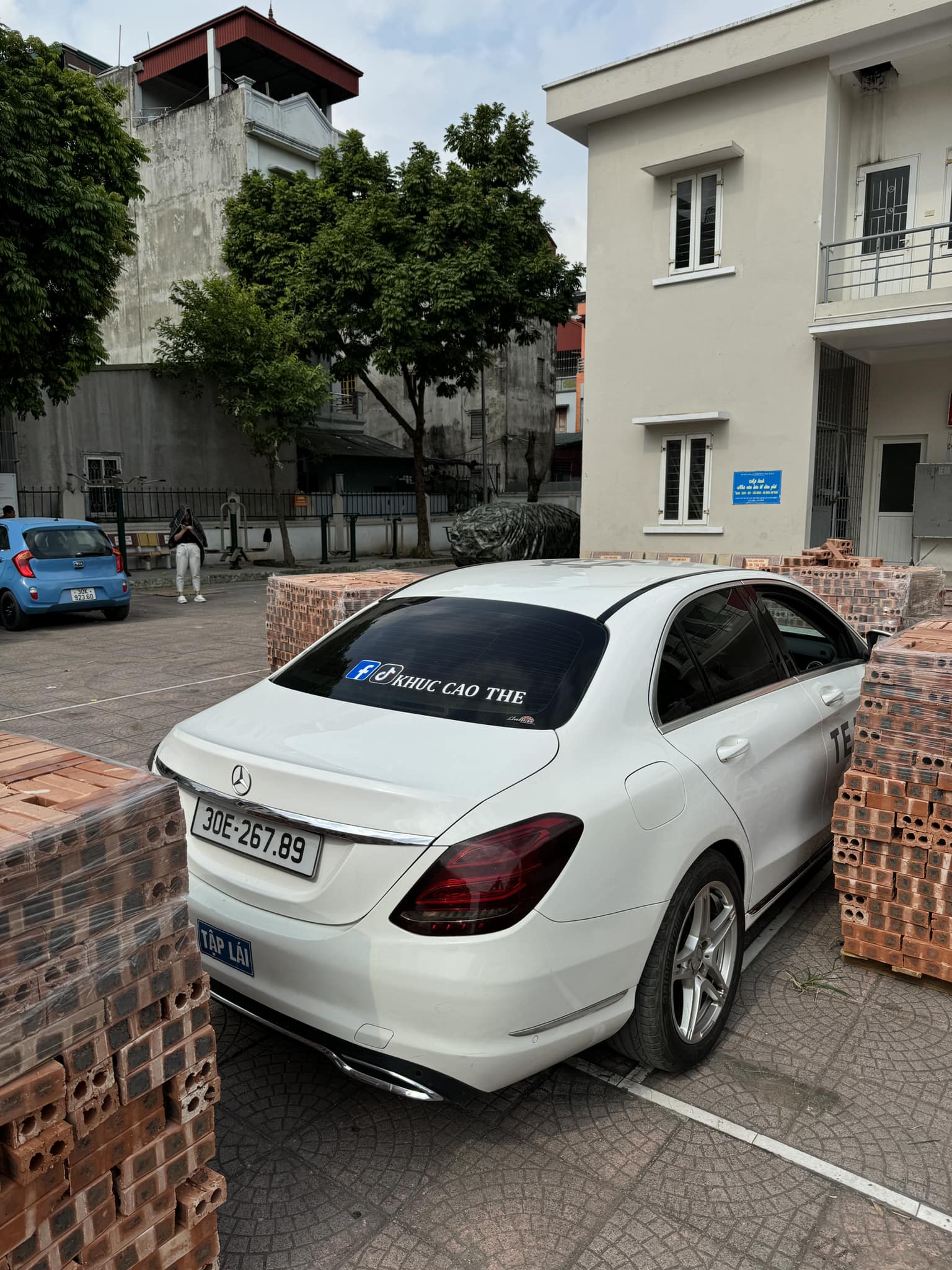 Rao Mercedes-Benz C 200 giá 540 triệu đồng ngang Vios mới, thầy dạy lái xe hot MXH chia sẻ: 'Mới sắm dàn xe mới nên bán' - Ảnh 2