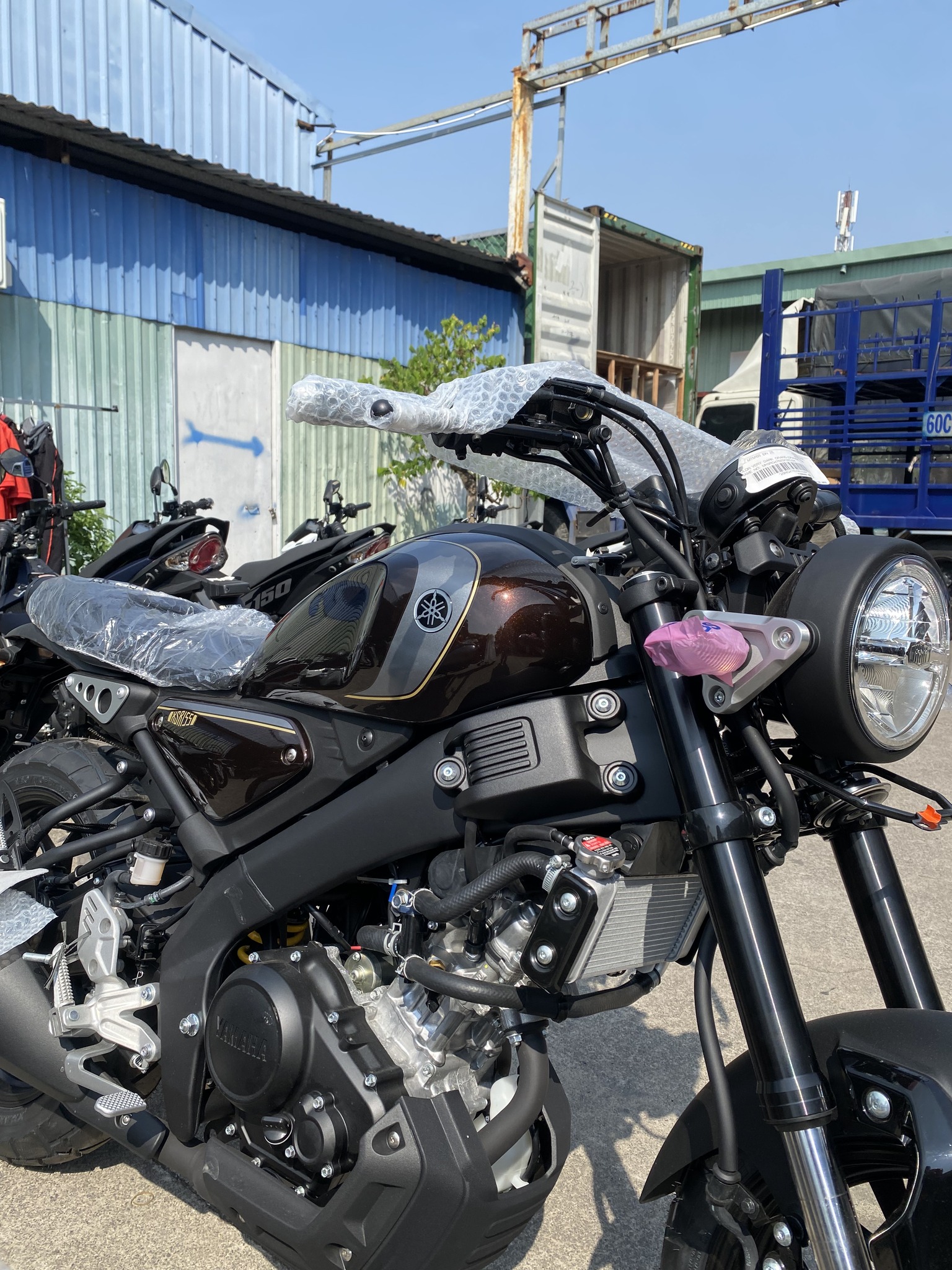 'Vua côn tay' 155cc mới về đại lý Việt: Thiết kế cổ điển độc đáo, mạnh hơn Yamaha Exciter và Winner X - Ảnh 1