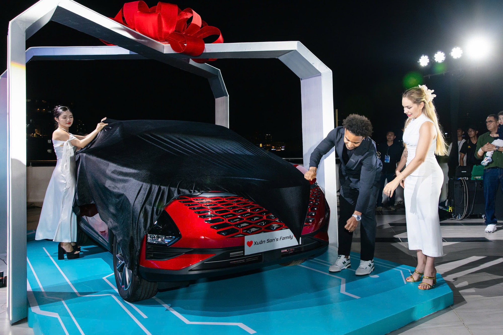 Nguyễn Xuân Son tặng vợ ô tô mới để 'đi mua bánh chuối', giá chưa đến 500 triệu đồng rẻ ngang SUV cỡ A - Ảnh 2