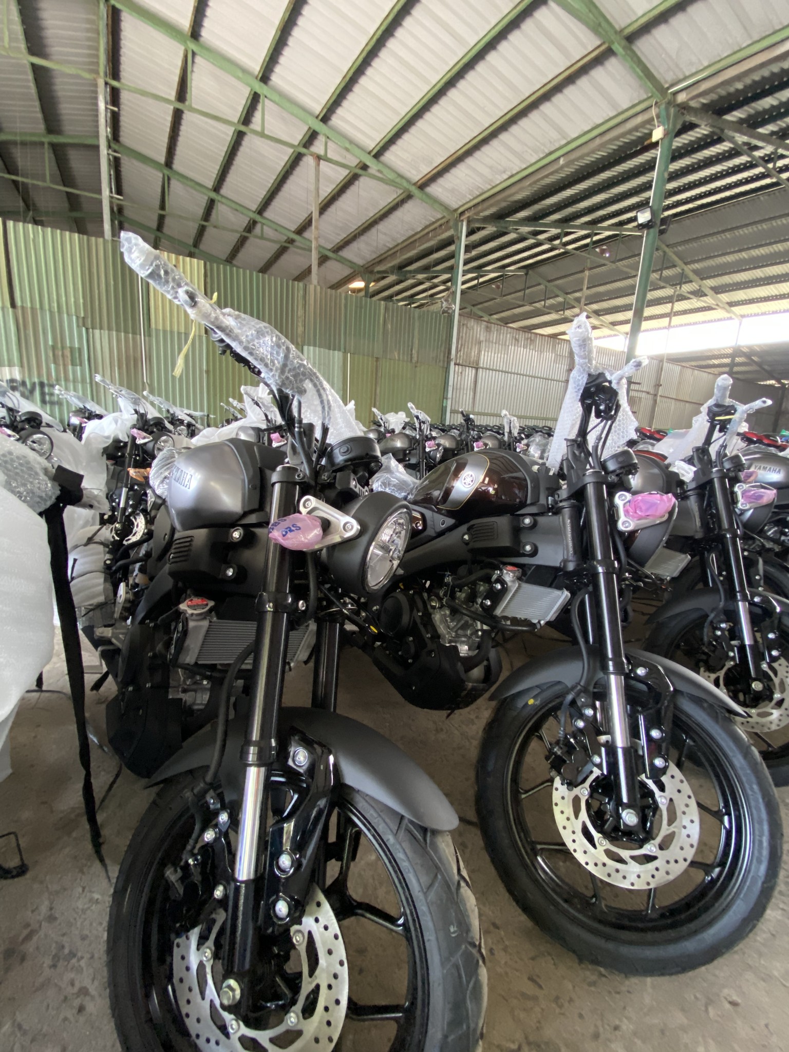 'Vua côn tay' 155cc mới về đại lý Việt: Thiết kế cổ điển độc đáo, mạnh hơn Yamaha Exciter và Winner X - Ảnh 2