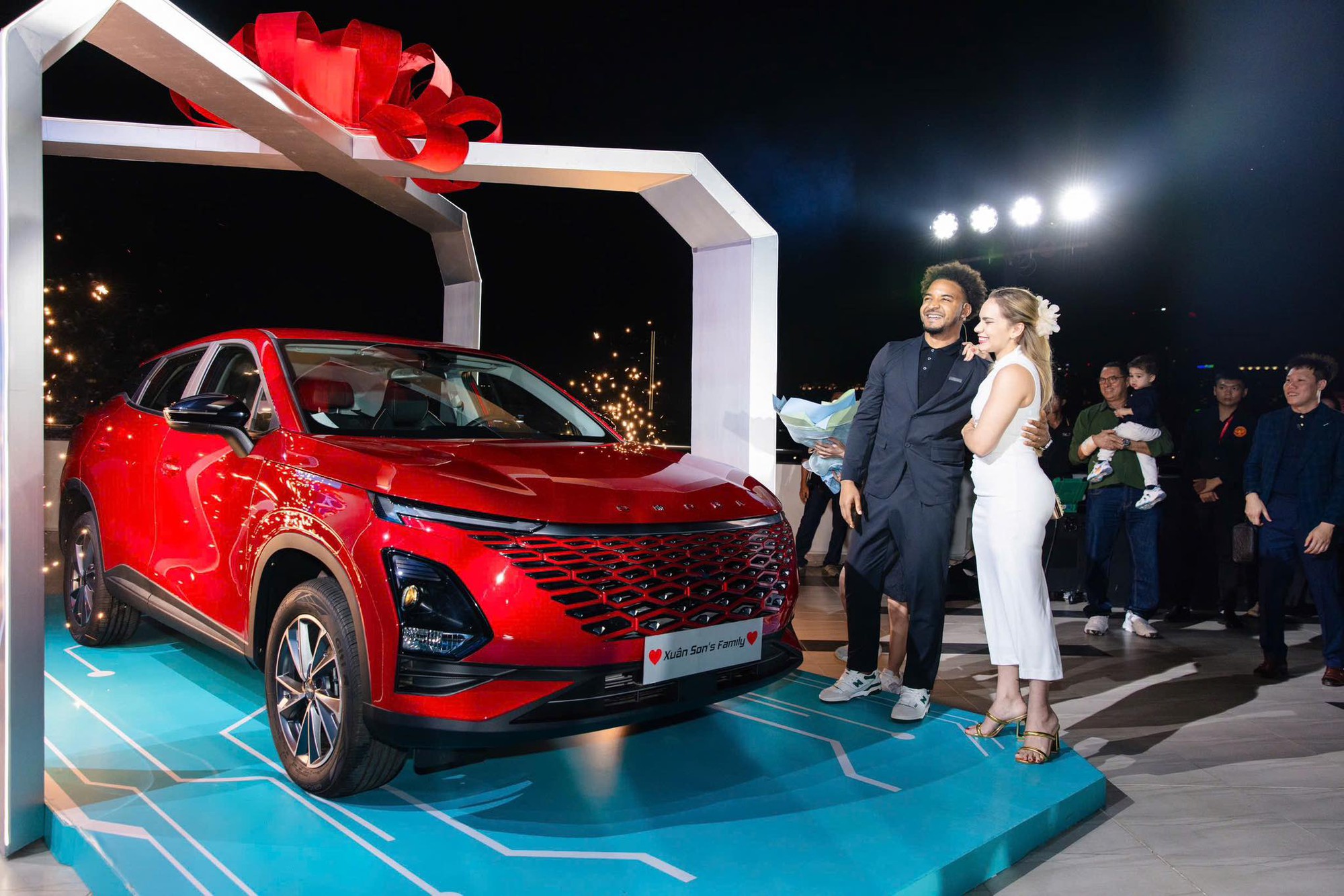 Nguyễn Xuân Son tặng vợ ô tô mới để 'đi mua bánh chuối', giá chưa đến 500 triệu đồng rẻ ngang SUV cỡ A - Ảnh 3