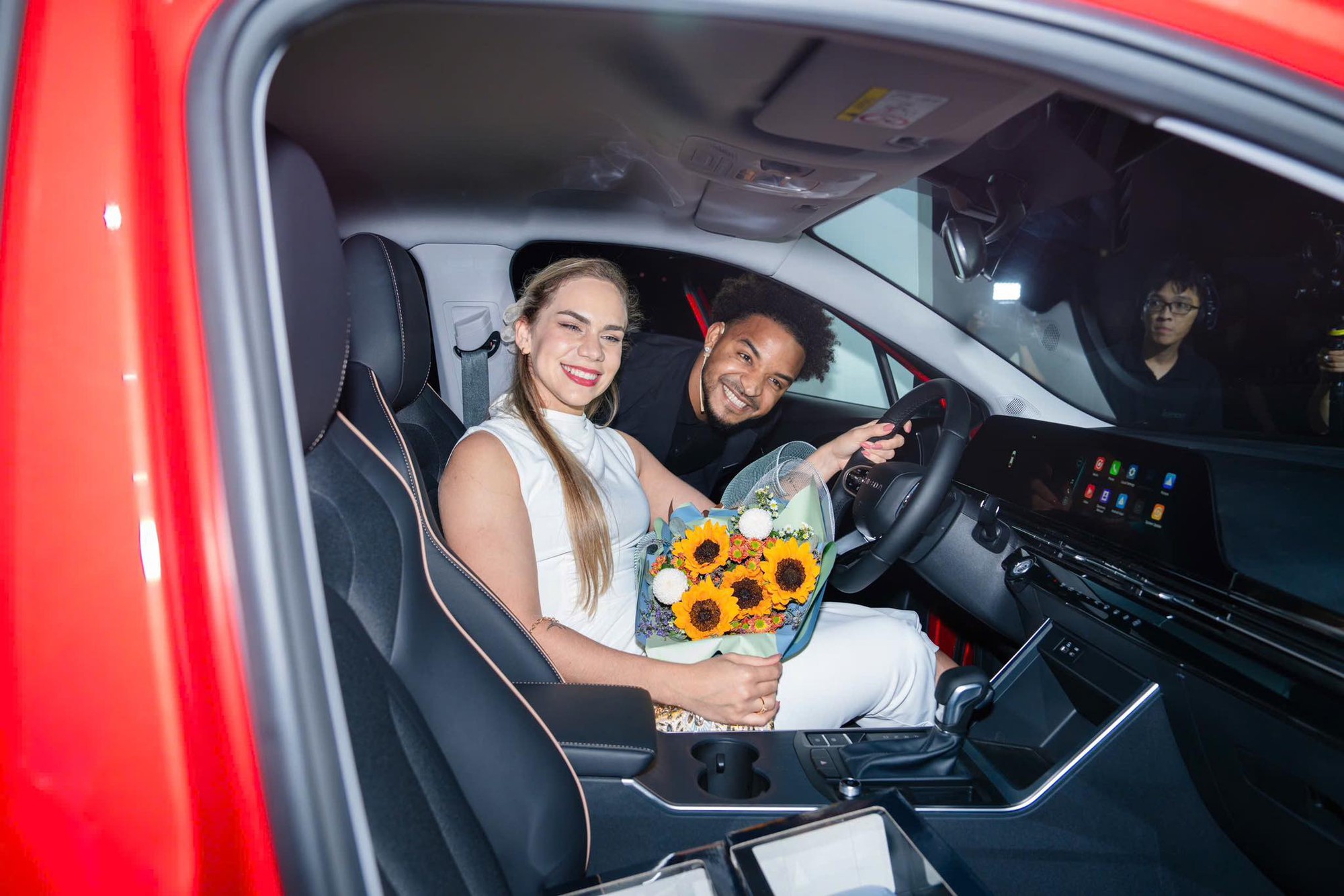 Nguyễn Xuân Son tặng vợ ô tô mới để 'đi mua bánh chuối', giá chưa đến 500 triệu đồng rẻ ngang SUV cỡ A - Ảnh 4