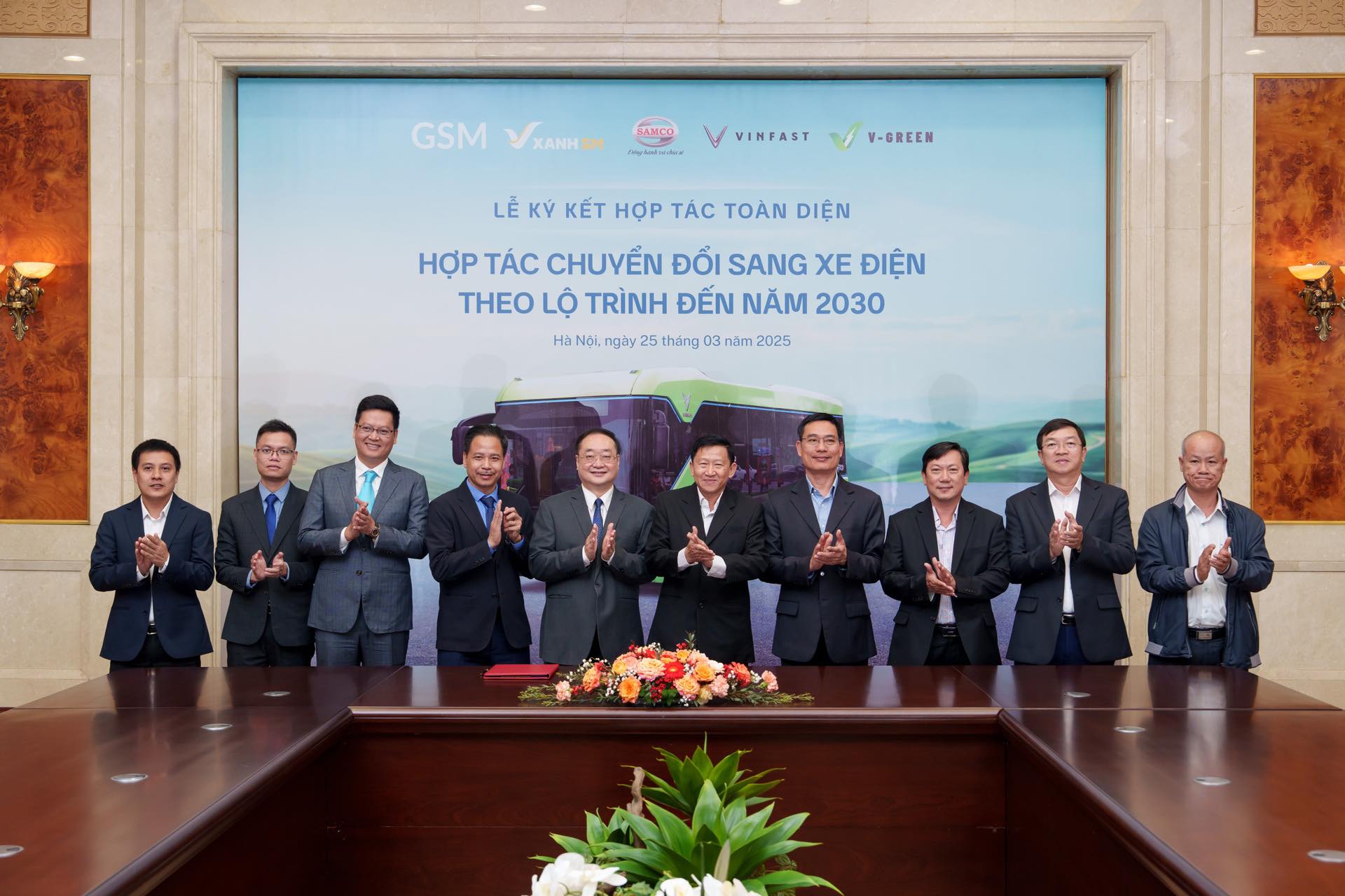 Sau Hà Nội, công ty của ông Phạm Nhật Vượng bắt tay SAMCO phủ sóng xe buýt điện VinFast tại TP.HCM - Ảnh 1