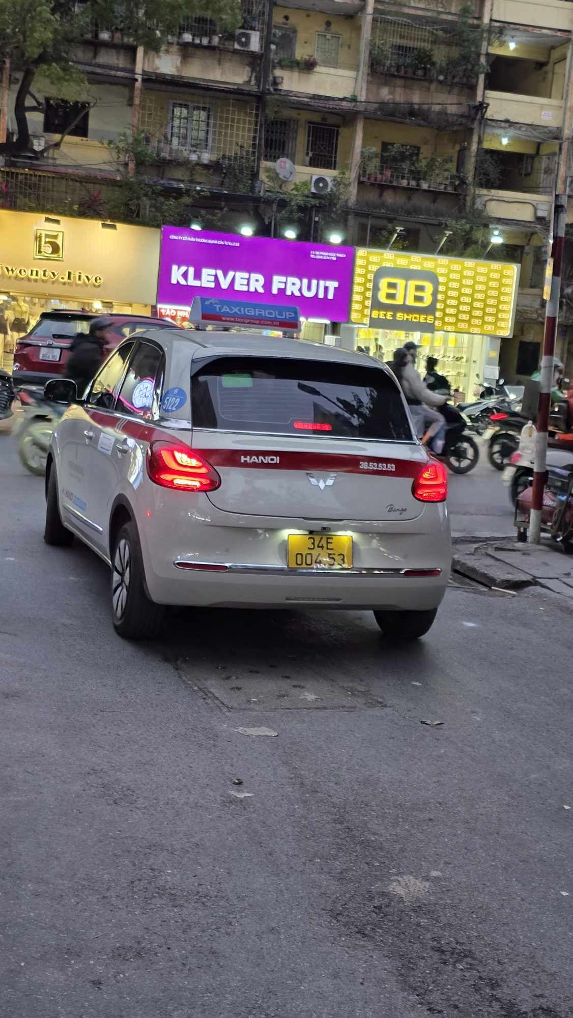 Taxi điện Wuling Bingo bất ngờ lăn bánh ở Hà Nội, giá cước từ 13.600 đồng/km ngang Toyota Vios - Ảnh 1