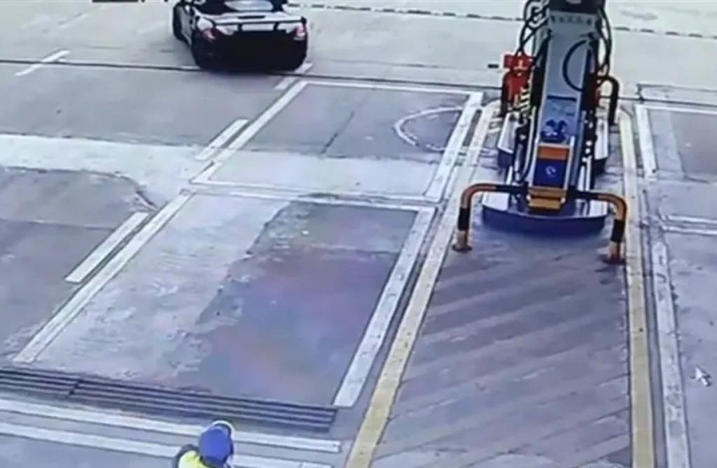 Người đàn ông lái Porche 'quỵt' 1,7 triệu ở trạm xăng - dân mạng khó hiểu: 'ở đâu chứ ở đây ông chạy đằng trời' - Ảnh 2