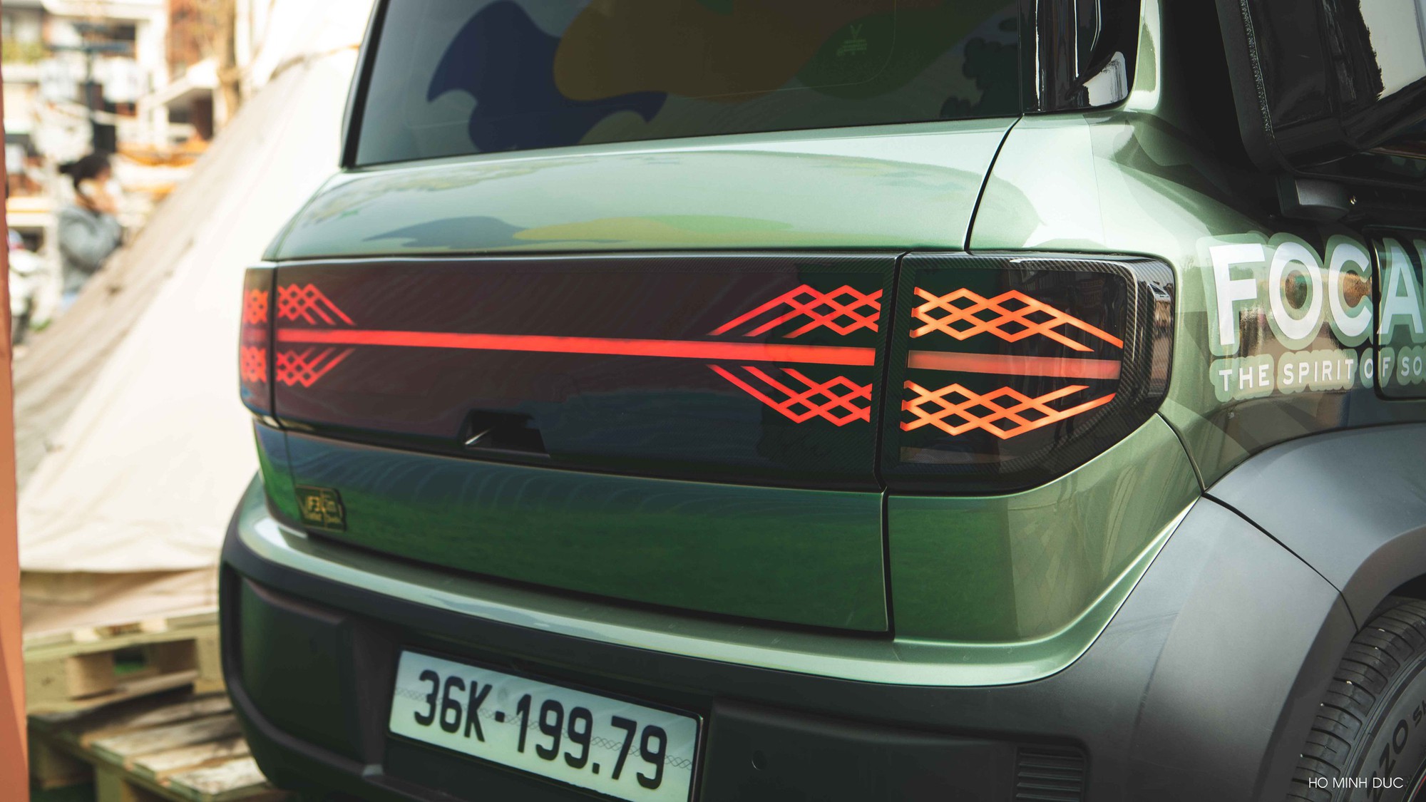 Bỏ 2 cây vàng làm VinFast VF 3 độc nhất: Biến mâm xe thành loa, hát karaoke từ sáng đến tối không hết pin - Ảnh 4