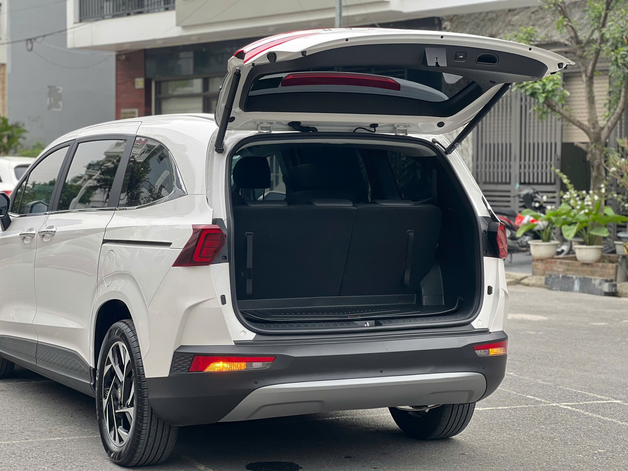 Ở Việt Nam có xe 7 chỗ giá thấp hơn Innova Cross nhưng to rộng hơn, màn hình lớn, ăn xăng 6,9L/100km - Ảnh 2