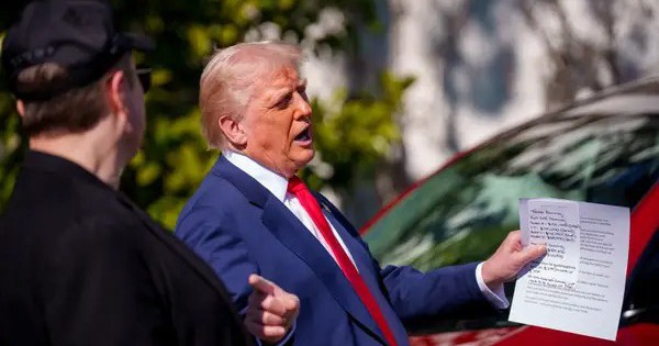 Ông Donald Trump ưu ái Elon Musk thế nào, nhìn thứ Tổng thống Mỹ cầm trên tay này là biết – báo Mỹ phản ứng: 'Nhà Trắng sắp thành showroom Tesla rồi'