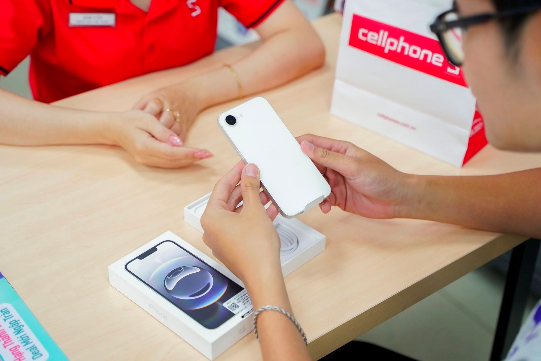 Bất ngờ: iPhone mới ra mắt của Apple vừa lên kệ đã phải giảm giá mạnh, các chuỗi chỉ lãi 200.000 - 300.000 đồng/máy - Ảnh 2