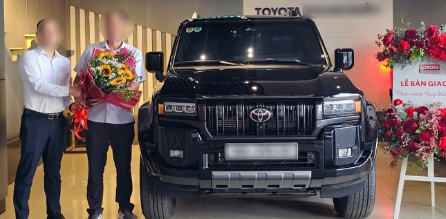 Xe sang Toyota bị đẩy giá chênh hàng trăm triệu đồng: Có sự 'bắt tay' giữa hãng xe và đại lý bán hàng? - Ảnh 1