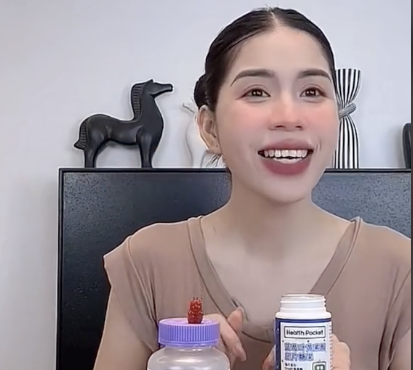 Hằng Du Mục tiếp tục bị tố quảng cáo lố, Quang Linh Vlog khóa Facebook - Ảnh 1