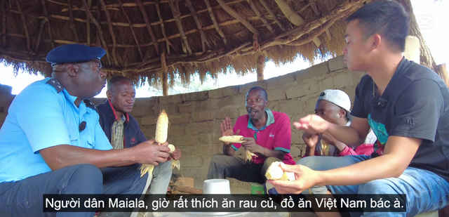 Trưởng Công an huyện tới thăm nông trại của team Quang Linh châu Phi, lạ lẫm khi lần đầu thử đặc sản Việt Nam: "Cả đời mới được thưởng thức, tôi thật may mắn" - Ảnh 5