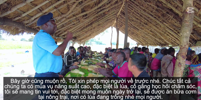Trưởng Công an huyện tới thăm nông trại của team Quang Linh châu Phi, lạ lẫm khi lần đầu thử đặc sản Việt Nam: "Cả đời mới được thưởng thức, tôi thật may mắn" - Ảnh 6