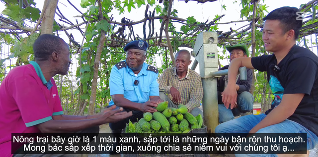 Trưởng Công an huyện tới thăm nông trại của team Quang Linh châu Phi, lạ lẫm khi lần đầu thử đặc sản Việt Nam: "Cả đời mới được thưởng thức, tôi thật may mắn" - Ảnh 2