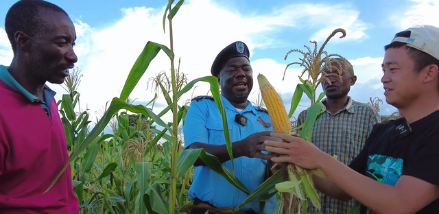 Trưởng Công an huyện tới thăm nông trại của team Quang Linh châu Phi, lạ lẫm khi lần đầu thử đặc sản Việt Nam: "Cả đời mới được thưởng thức, tôi thật may mắn" - Ảnh 4