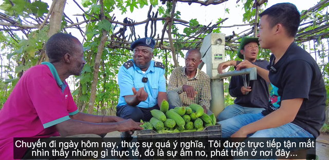 Trưởng Công an huyện tới thăm nông trại của team Quang Linh châu Phi, lạ lẫm khi lần đầu thử đặc sản Việt Nam: "Cả đời mới được thưởng thức, tôi thật may mắn" - Ảnh 3