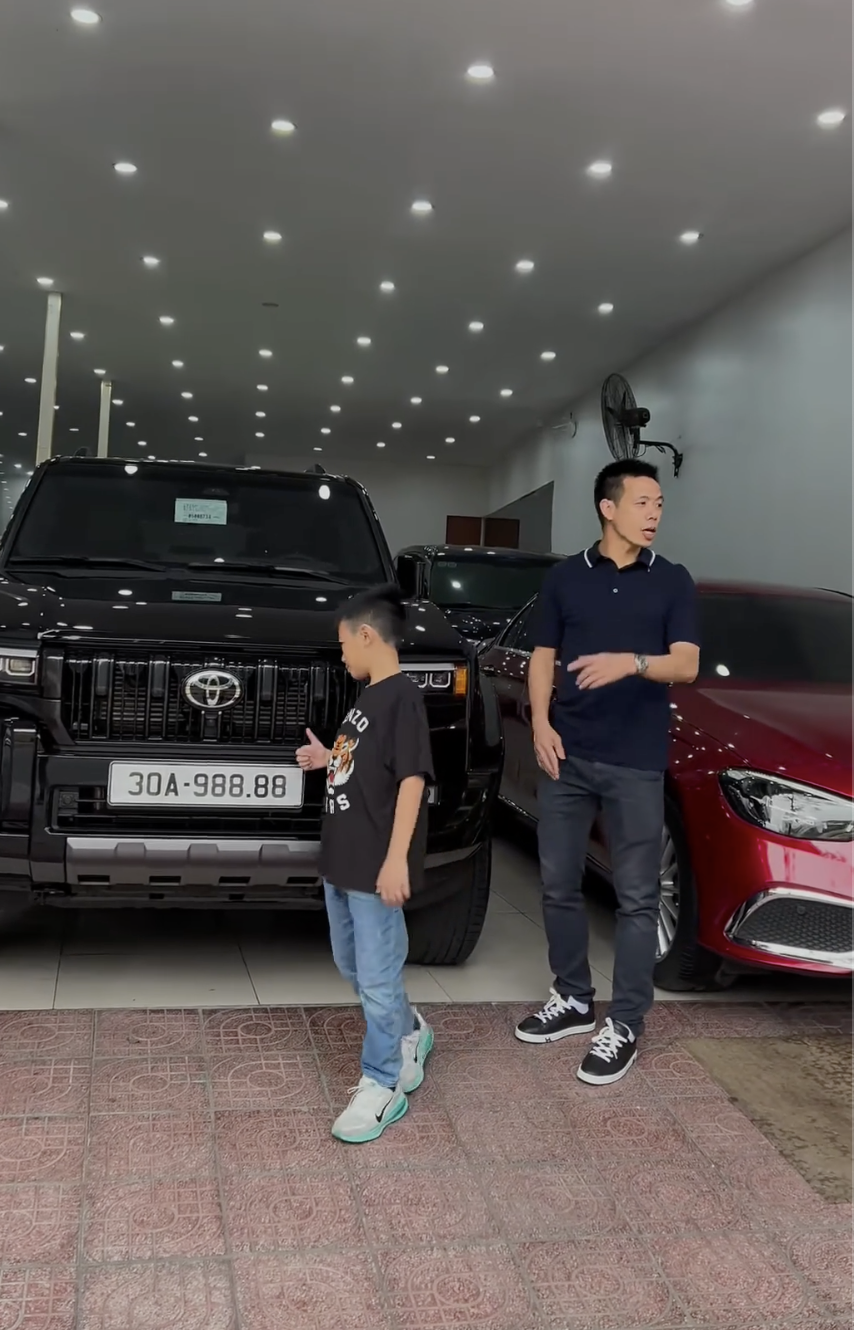 Cầu thủ Văn Quyết sắm Toyota Land Cruiser Prado giá hơn 4 tỷ đồng, ‘nhấc’ biển số tứ quý 8 từ Range Rover sang - Ảnh 2