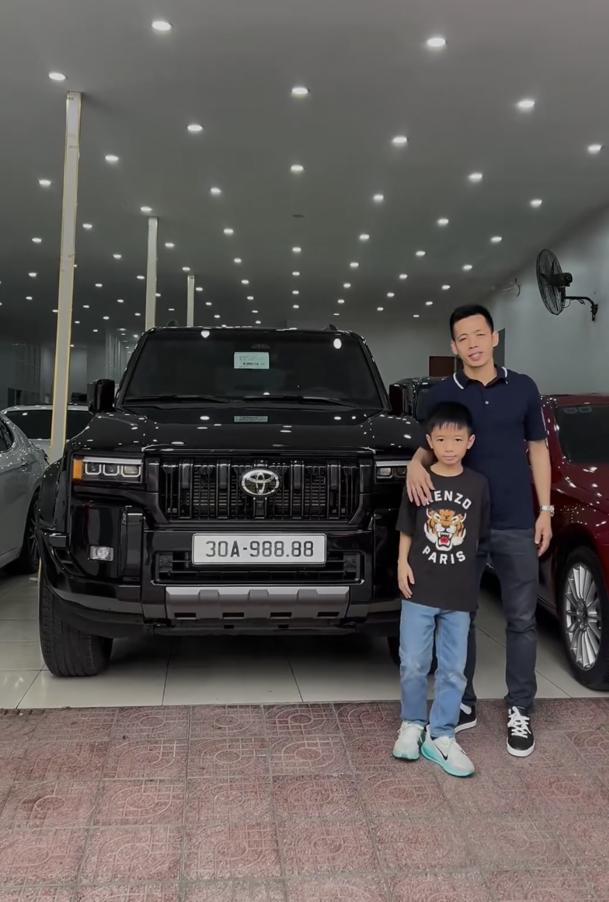 Cầu thủ Văn Quyết sắm Toyota Land Cruiser Prado giá hơn 4 tỷ đồng, ‘nhấc’ biển số tứ quý 8 từ Range Rover sang - Ảnh 1