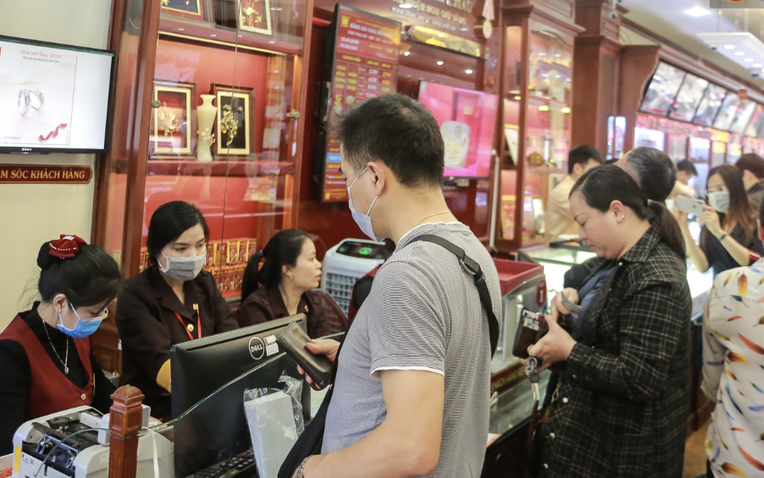 Gom 800 triệu 'đu đỉnh' vàng, người đàn ông TP.HCM mất trắng cả tháng lương chỉ sau một giấc ngủ - Ảnh 1