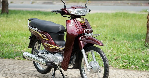 Honda Dream về đại lý Việt với số khung lộc phát cực độc: Chạy 50km/lít xăng, ánh vàng sang trọng, công nghệ hoài cổ