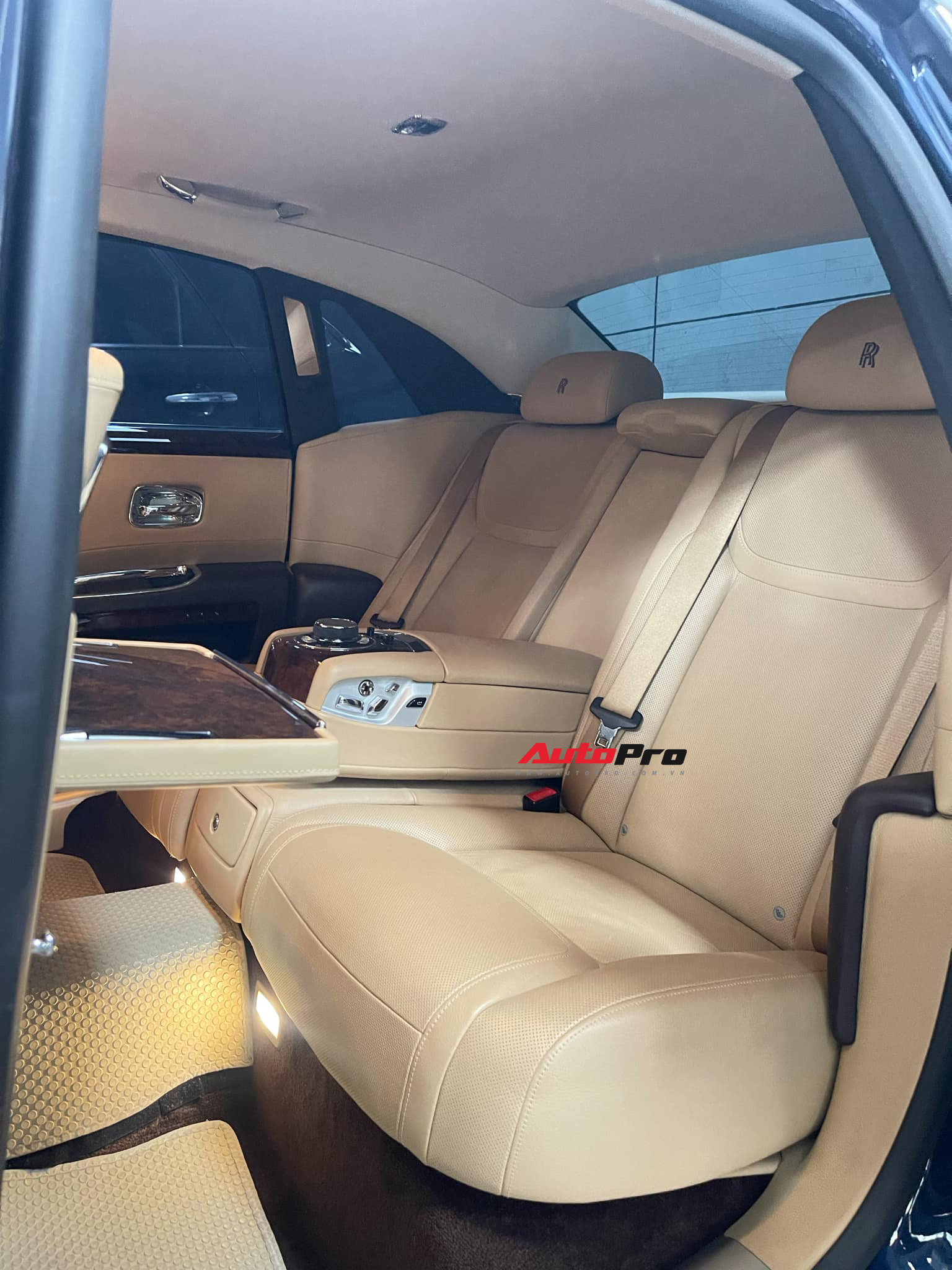 Đại gia Nghệ An tậu Rolls-Royce Ghost hậu chia tay Lamborghini Huracan: Chạy siêu xe đường dài bị mệt nên đổi sang xe siêu sang, mua gần 15 tỷ đồng, có thể đổi trong tương lai - Ảnh 11