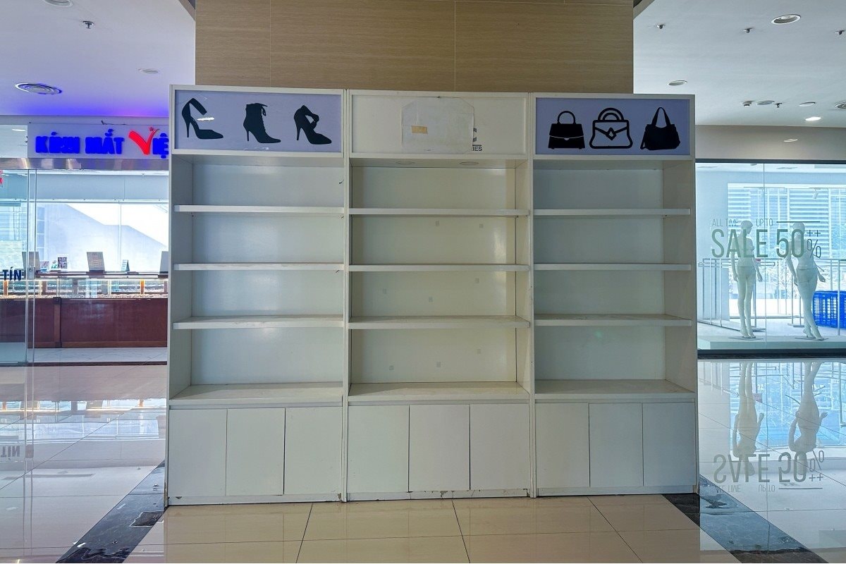 Bức tranh tương phản của các trung tâm thương mại: Nhiều nơi bỏ trống đến 80%, riêng bộ ba Aeon Mall, Lotte, Vincom vẫn “chật kín” - Ảnh 1