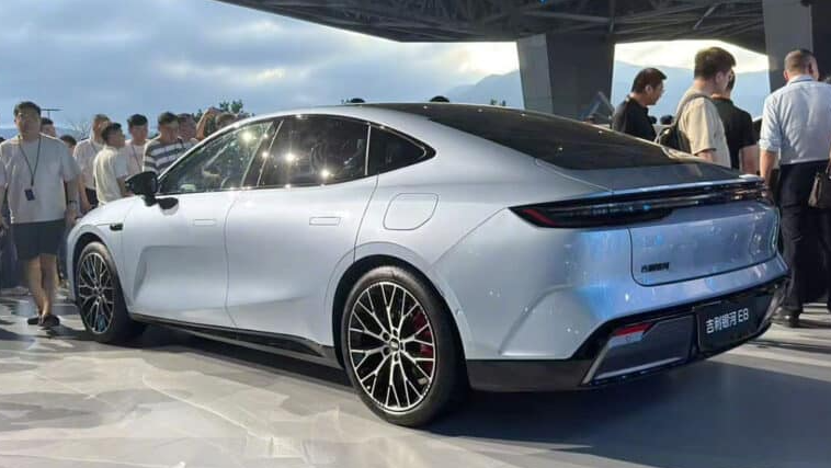 Sedan điện ngang cỡ Toyota Camry ra mắt phiên bản mới: Giá tương đương từ 540 triệu đồng, một lần sạc đi 575 km - Ảnh 1