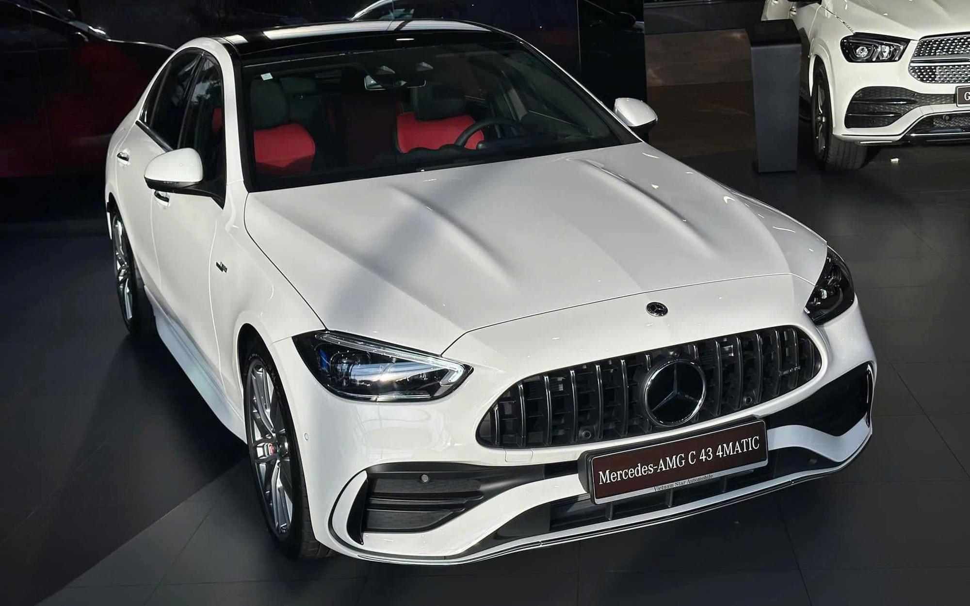 Nhiều thay đổi cho Mercedes-AMG C-Class tại Việt Nam: C 43 thêm option, C 63 giảm giá 170 triệu đồng tại đại lý - Ảnh 2