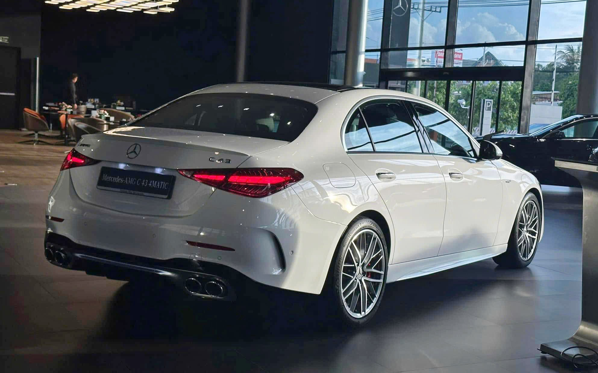 Nhiều thay đổi cho Mercedes-AMG C-Class tại Việt Nam: C 43 thêm option, C 63 giảm giá 170 triệu đồng tại đại lý - Ảnh 3