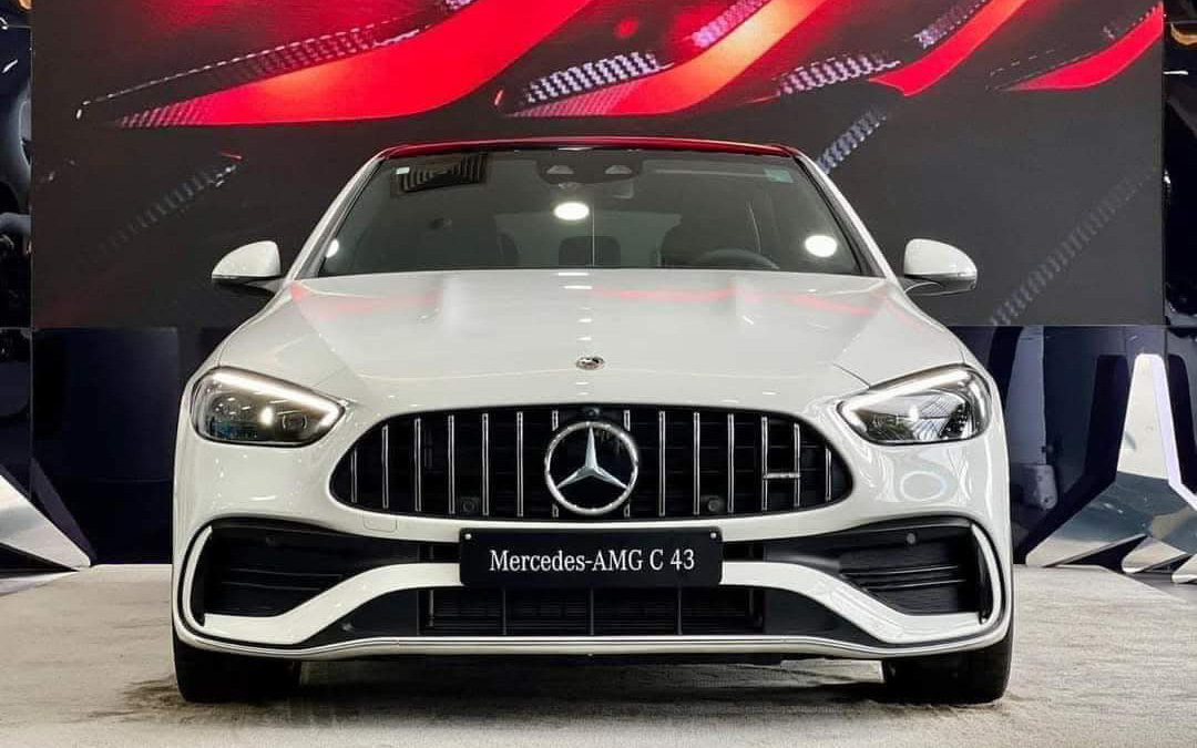 Nhiều thay đổi cho Mercedes-AMG C-Class tại Việt Nam: C 43 thêm option, C 63 giảm giá 170 triệu đồng tại đại lý - Ảnh 1