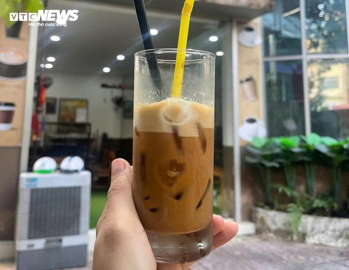 Nhiều người Việt chỉ còn dành 21.000 đồng uống cà phê - Ảnh 1