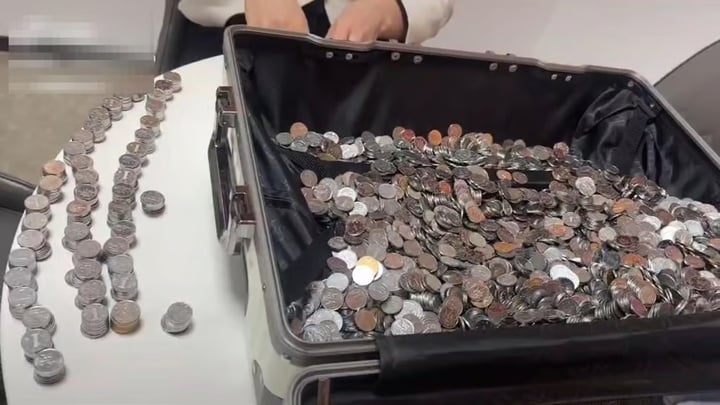 Phẫn nộ vì dịch vụ chung cư kém, cư dân trả phí quản lý bằng 6.000 đồng xu - Ảnh 1