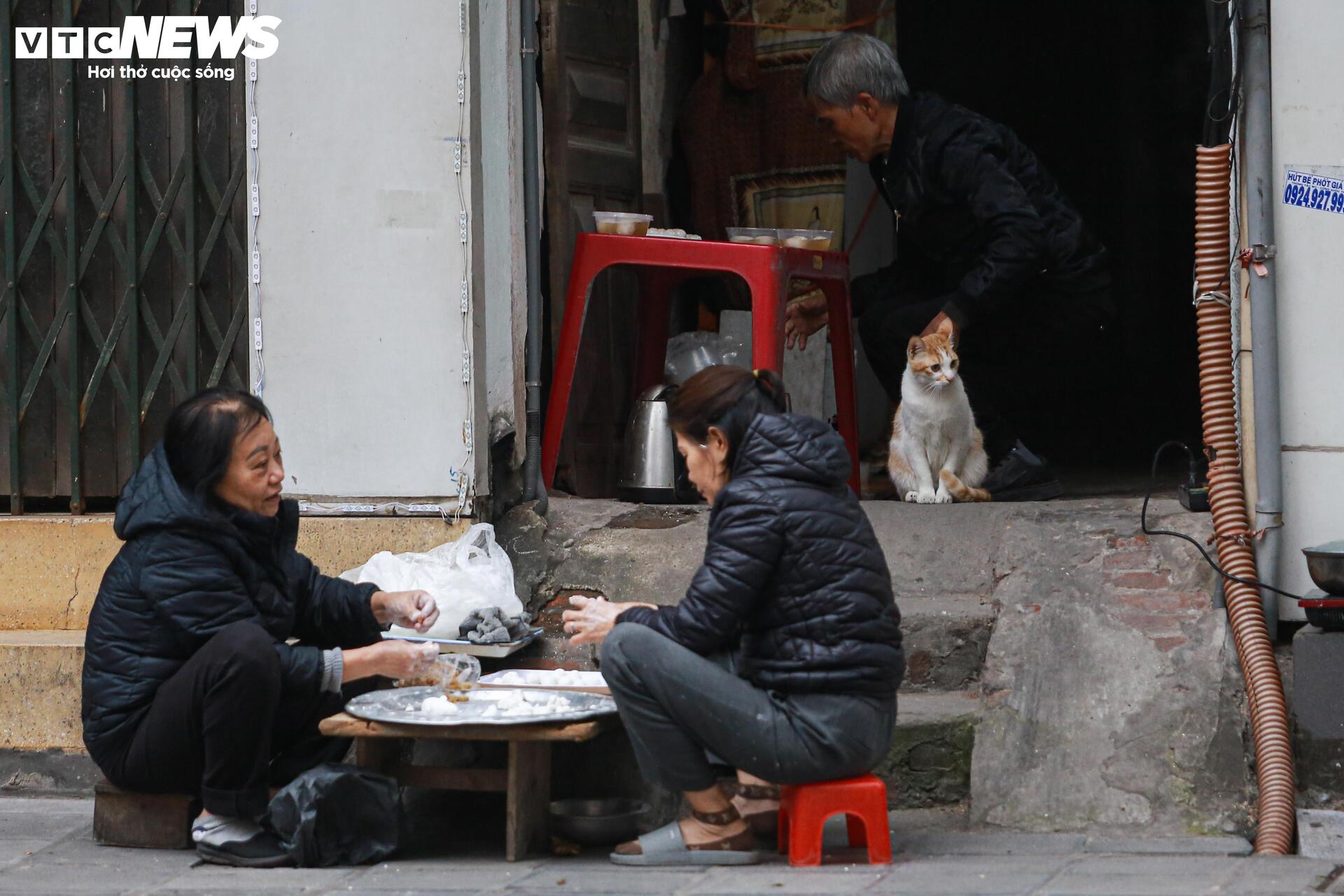 Xếp hàng mua bánh trôi, bánh chay ngày Tết Hàn thực - Ảnh 19